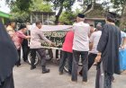 Anggota-Polsek-Buduran,-Bantu-Prosesi-Pemakaman-Warga