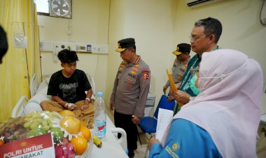 Kapolri-Listyo-Sigit-Kunjungi-Korban-Ledakan-SMAN-72-di-RSI-Cempaka-Putih