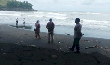 Layanan-Pengamanan-Polres-Blitar-Patroli-Dialogis-di-Wisata-Pantai-Serang