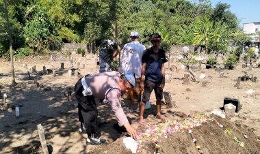 Peduli-Warga-Berduka,-Anggota-Polsek-Krian-Hadir-Takziah