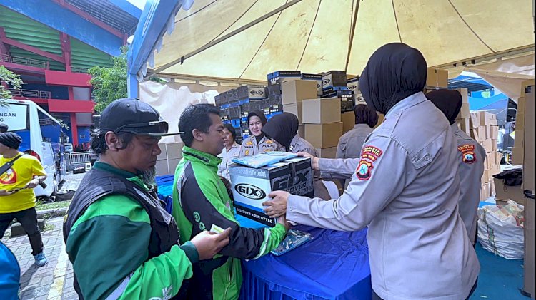 Ribuan Driver Ojol Deklarasi Kamtibmas “Jogo Jatim” di Stadion Gajayana Polresta Malang Kota Berbagi Beras dan Helm Gratis